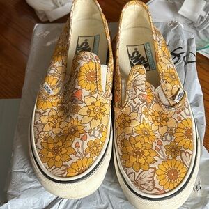 Women’s 9 slip on
Yellow vans